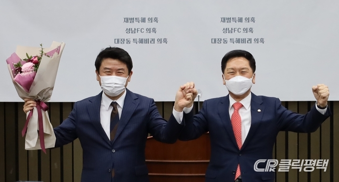 유의동(평택시 을 왼쪽) 의원이 27일 국민의힘 정책위의장으로 취임했다.