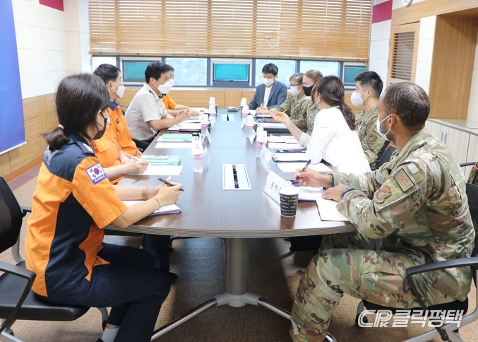 송탄소방서(서장 나윤호)는 지난 11일 오후 소방서 소회의실에서 미공군부대 병원의료팀과 구급대의 업무협의 간담회를 개최했다.