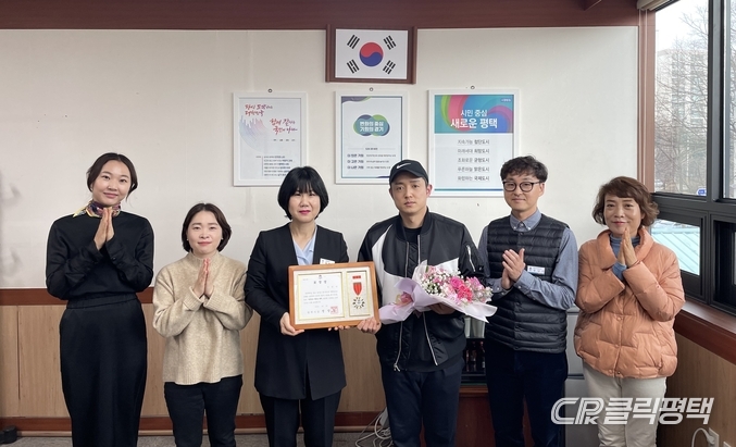 평택시 통복동(동장 김보경 왼쪽 세번째)은 9일 모범 시민에 대한 표창장을 수여했다고 밝혔다.