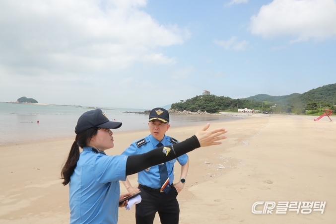 평택해양경찰서(서장 장진수 왼쪽 두번째 )는 지난 8일 본격적인 여름 휴가철을 맞아 지역 내에 해수욕장과 도선을 이용하는 관광객이 증가할 것으로 예상함에 따라 주요 해수욕장과 도선에 방문해 현장점검을 실시했다고 밝혔다.