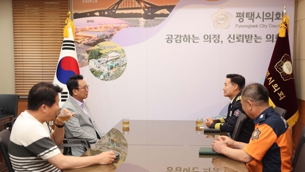 강정구 시의장, 홍의선 송탄소방서장 접견…"시민 생명 안전 지키는 일 최선 다해줄 것" 당부