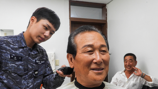 2함대 282감시대, 어청도 지역주민 이발 봉사 실시