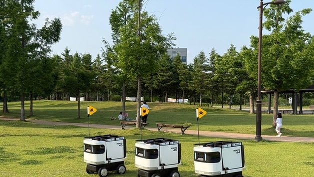 평택시, 배다리생태공원서 인공지능 자율주행 수거 로봇 ‘재로’ 정식 운영…투명 페트병 등 재활용품 수거