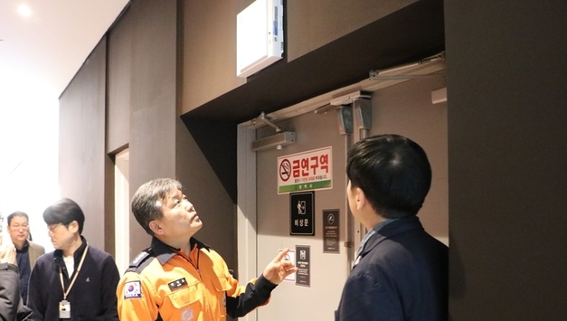 평택소방서, 설 연휴 대비 다중운집시설 현장안전지도 실시…승강기·무빙워크 인접 피난계단 중점 점검