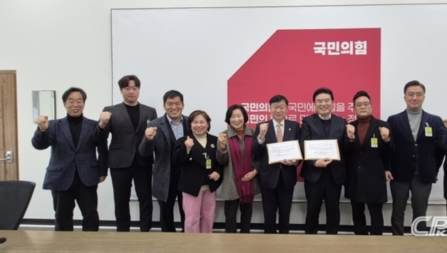 원유철 국힘 경기도당 상임고문, KTX 경기남부역 신설 건의 및 서명부 전달 주선