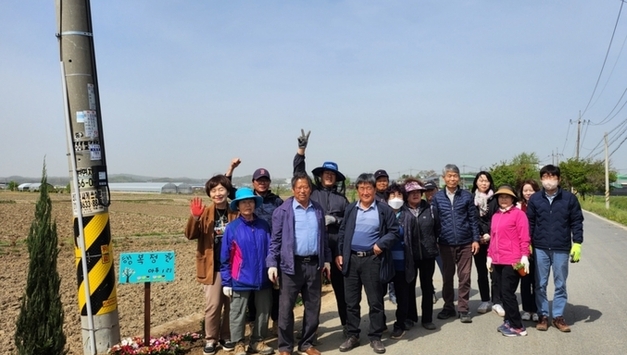 서탄면, 도로변 자투리 공간 활용 ‘행복정원’ 조성…면 직원·행복정원단, '구슬땀'